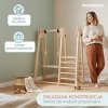 Drewniany domowy plac zabaw ze zjeżdżalnią, ścianką wspinaczkową i huśtawką